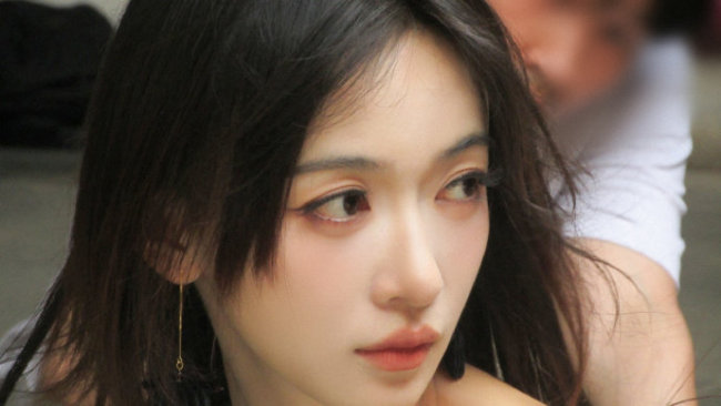 吴谨言露白皙美背夏日撑伞 清冷美艳