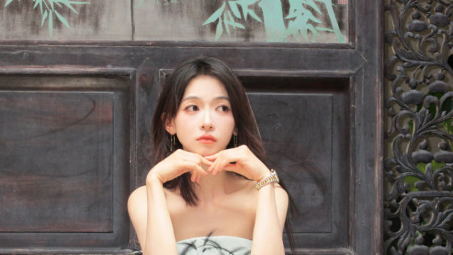吴谨言露白皙美背夏日撑伞 清冷美艳